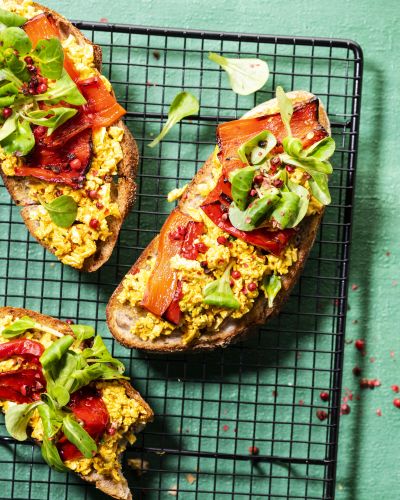Zuurdesembrood Met Vegan Ei Salade Gegrilde Parpika En Veldsla &mdash; Greenway campaign photography by Foodphoto