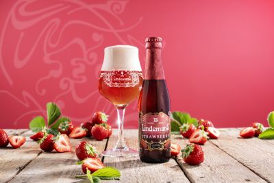 Lindemans Strawberry Glas En Fles 25cl &mdash; Lindemans campaign photography by Foodphoto
