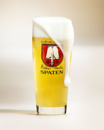 Spaten Glas Blob Fles Foam &mdash; Liquids campaign photography by Foodphoto
