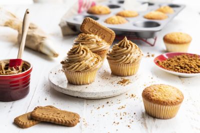 Cupcakes topped with Biscoff frosting and biscuits