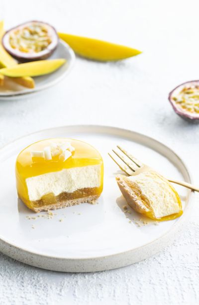 Passion fruit and mango mini cake, sliced