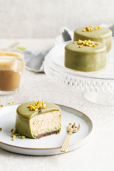 Pistachio mini cake, sliced, served with coffee