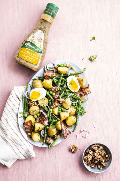 Vinaigrette Mosterd Op Grootmoeders Wijze Groene Aardappelsalade Vertical 2x3 &mdash; Vandemoortele campaign photography by Foodphoto
