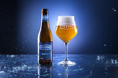 Zeevonk Fles En Glas Water Drops &mdash; professional food photography by Foodphoto