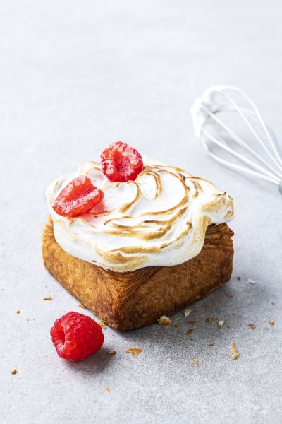 Cubus Croissant Framboos Meringue &mdash; professional food photography by Foodphoto