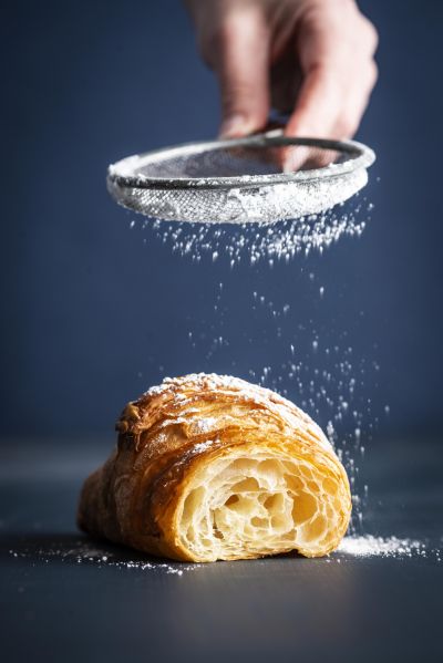 Open Gesneden Croissant Bloemsuiker &mdash; professional food photography by Foodphoto