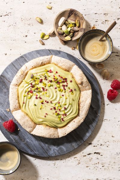 Amandelbiscuit Pistache Framboos &mdash; professional food photography by Foodphoto