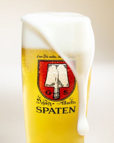 Spaten Glas Blob Fles Foam V2 Closer &mdash; AI-enhanced food photography by Foodphoto